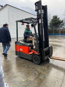 Alumno con traspaleta mecánica