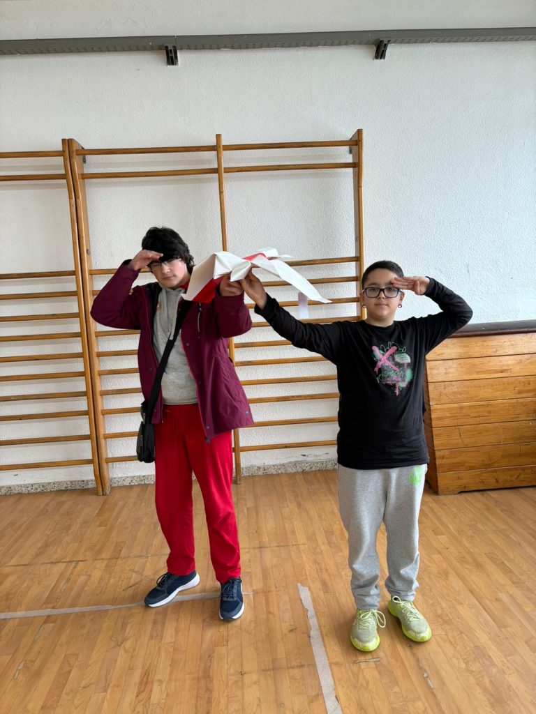 Alumnos sujetando su avión